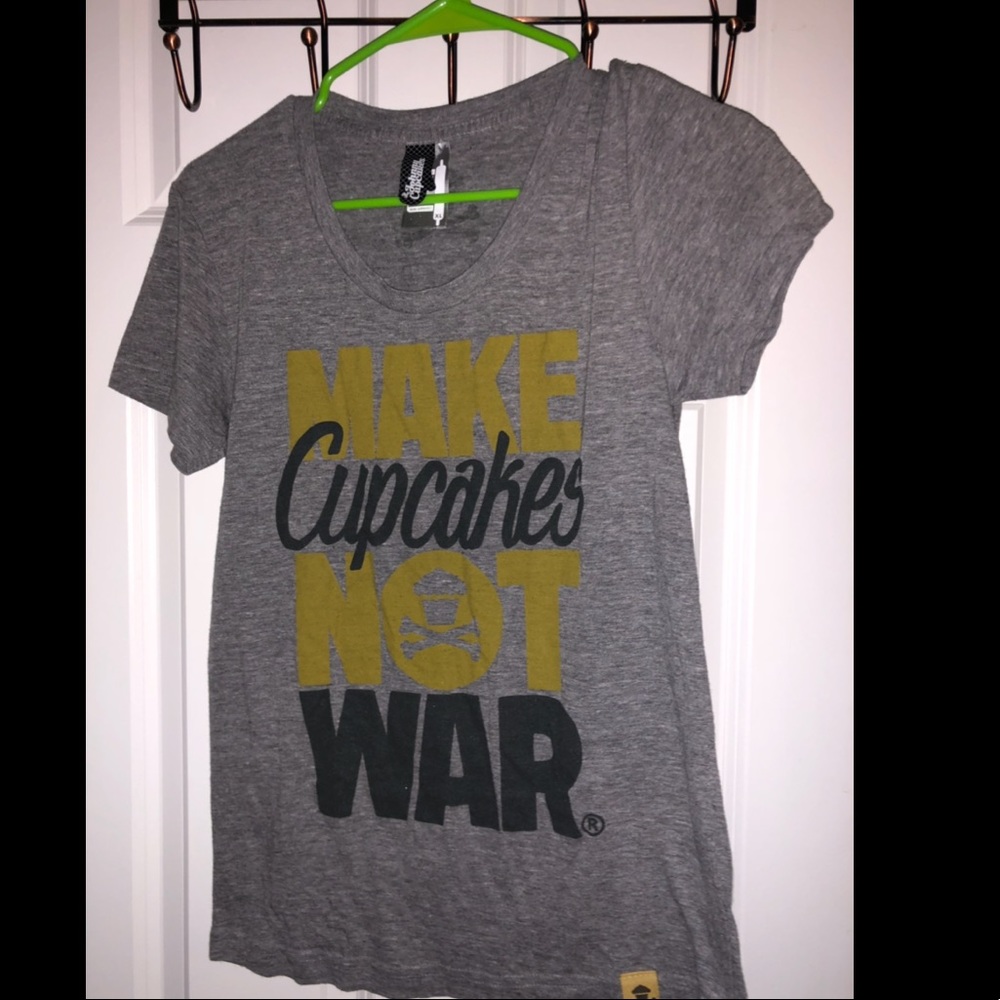 Johnny Cupcakes t shirt